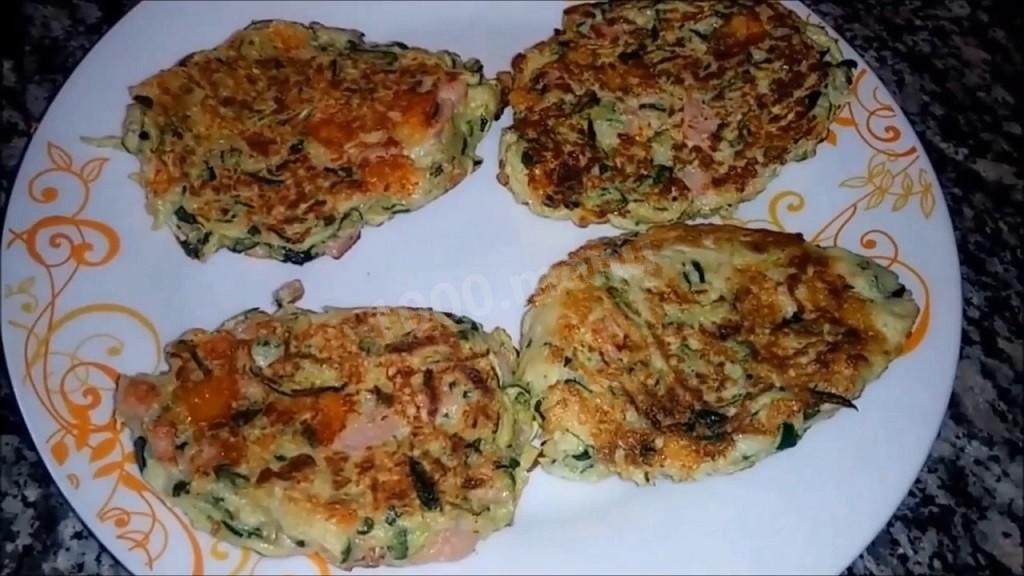 Шаг 9 приготовления Оладьи из кабачков с сыром и ветчиной