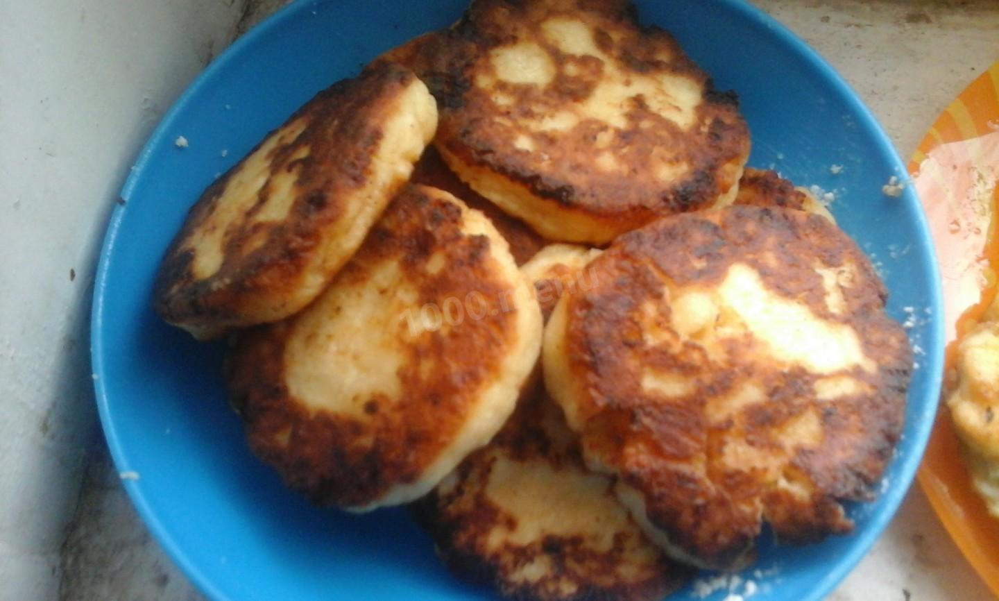 Шаг 5 приготовления Сырники с яблоком, ванилью и корицей на сковороде