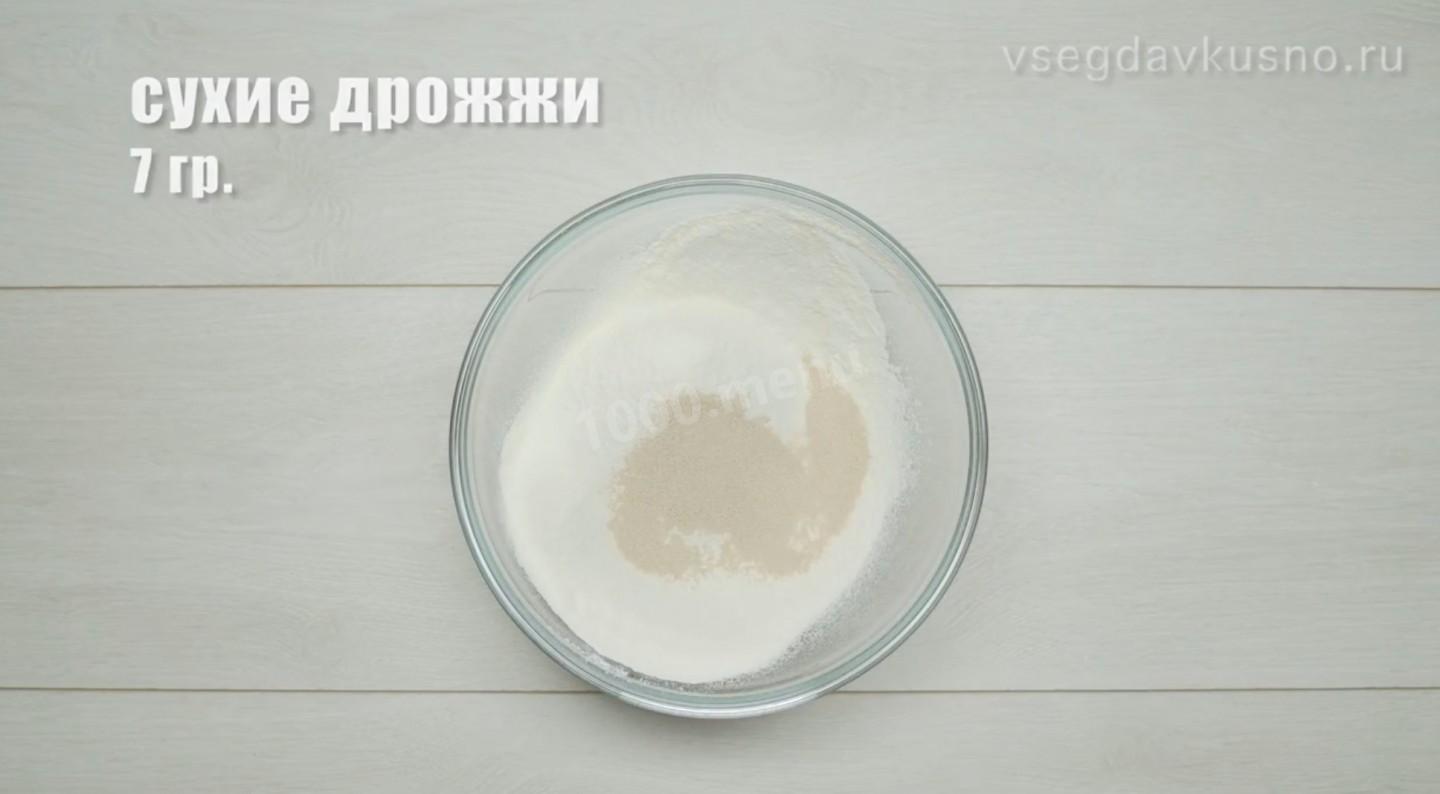 Шаг 1 приготовления Сладкие оладьи на молоке и сухих дрожжах