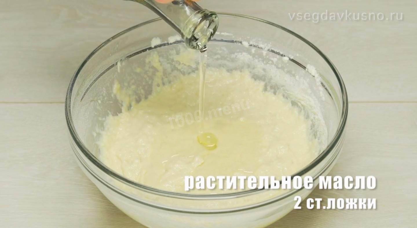 Шаг 3 приготовления Сладкие оладьи на молоке и сухих дрожжах