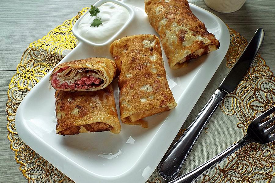 Обложка рецепта Блины с начинкой из копченой колбасы и сыра