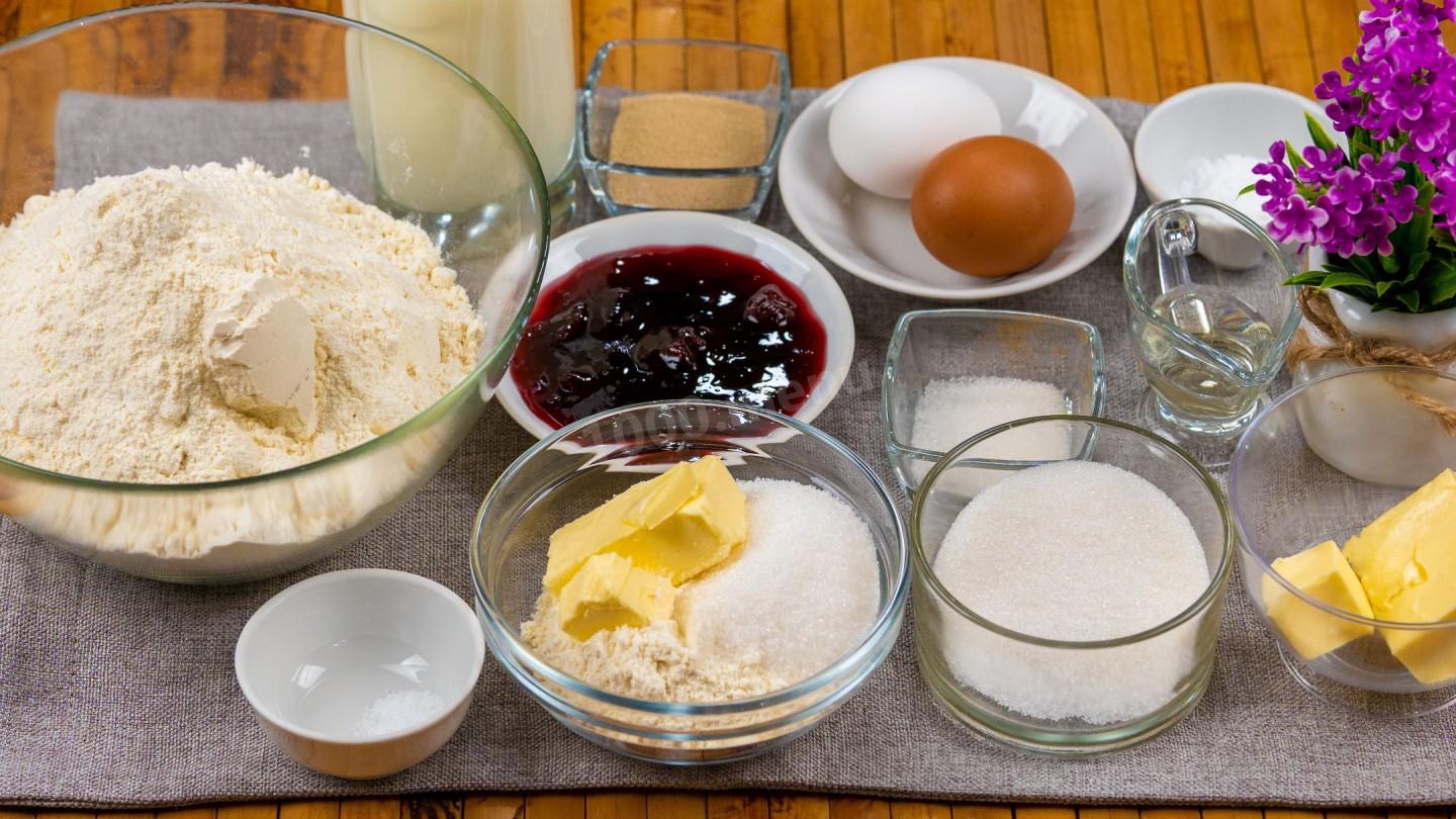 Шаг 1 приготовления Сдобные булочки с джемом и штрейзельной крошкой