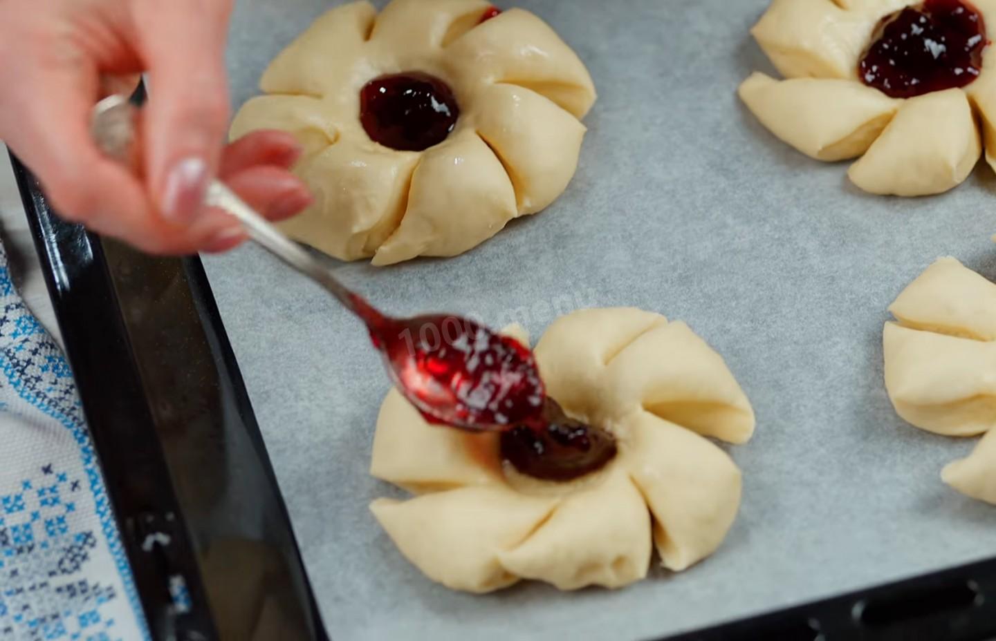 Шаг 18 приготовления Сдобные булочки с джемом и штрейзельной крошкой