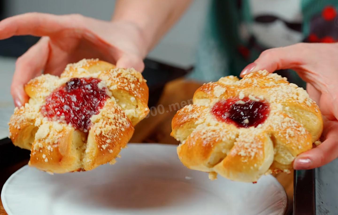 Шаг 22 приготовления Сдобные булочки с джемом и штрейзельной крошкой