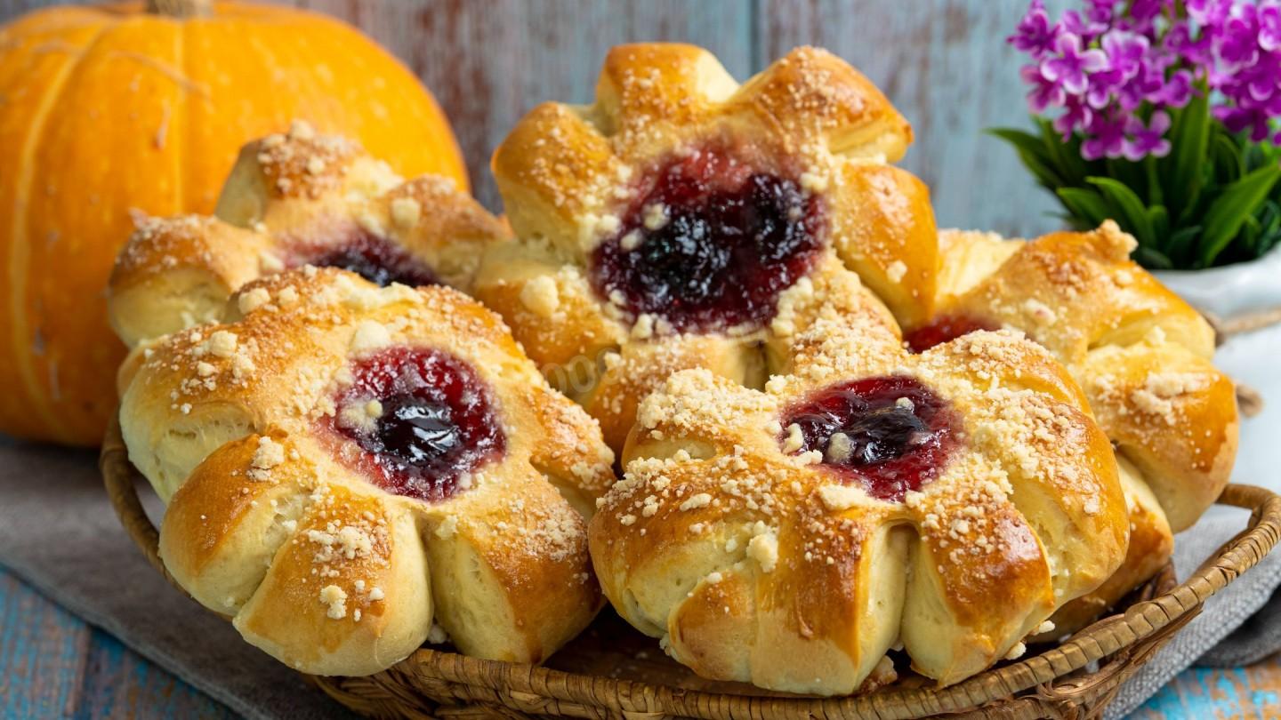 Обложка рецепта Сдобные булочки с джемом и штрейзельной крошкой