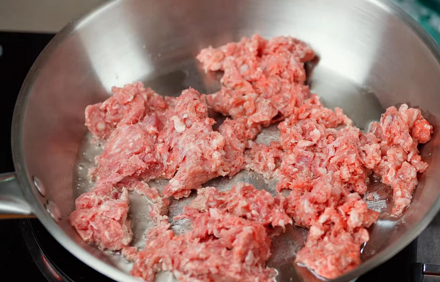 Шаг 13 приготовления Мясной пирог из сдобного дрожжевого теста