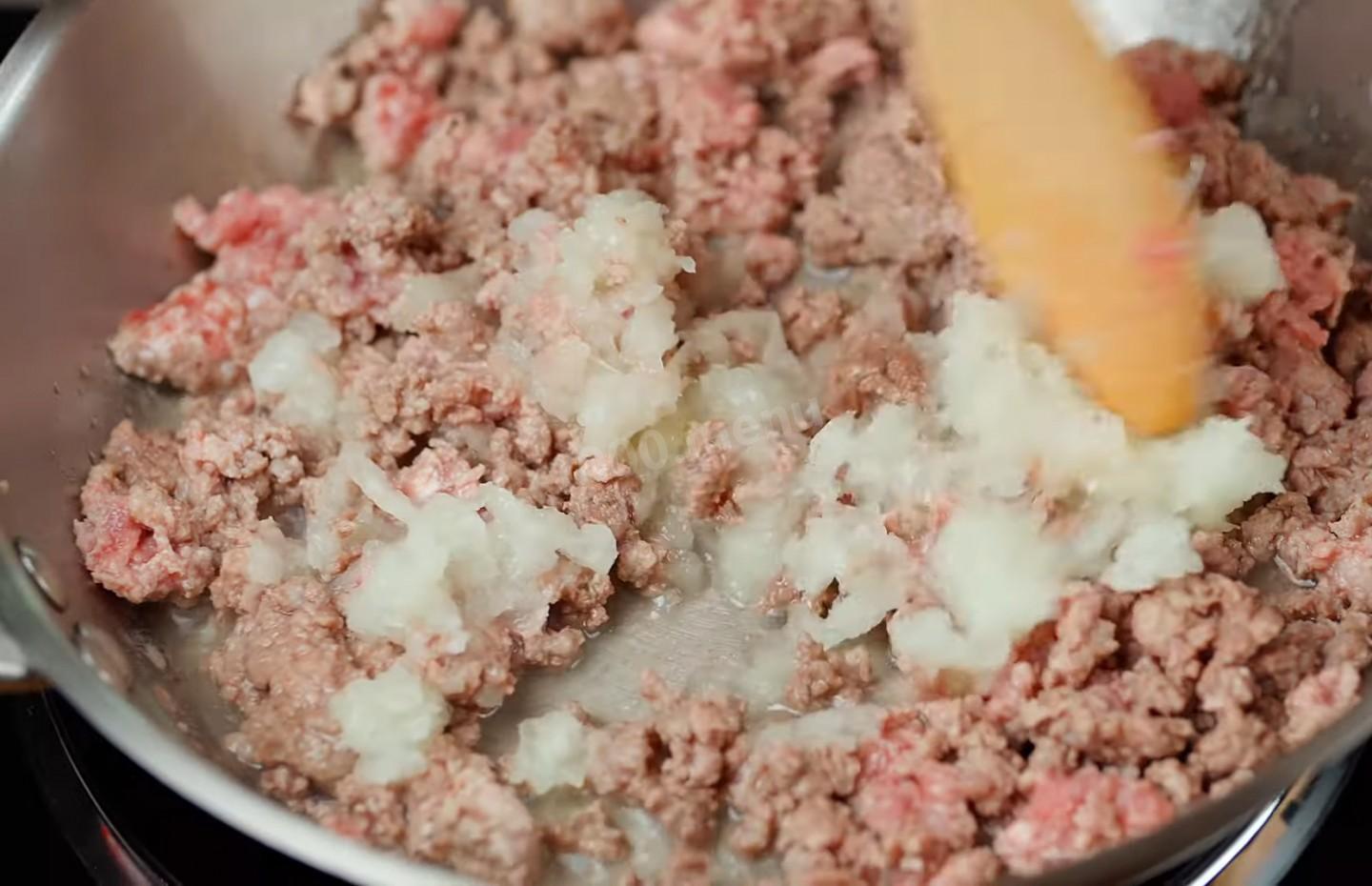 Шаг 14 приготовления Мясной пирог из сдобного дрожжевого теста
