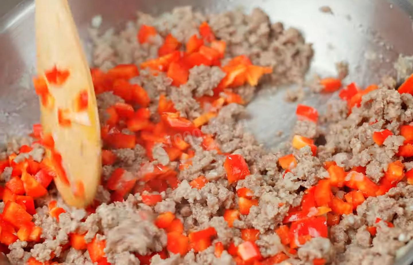 Шаг 15 приготовления Мясной пирог из сдобного дрожжевого теста