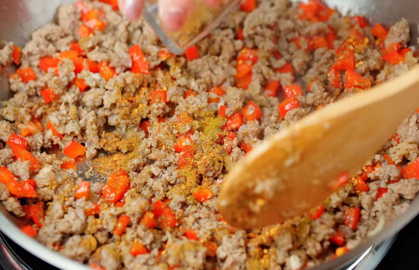 Шаг 16 приготовления Мясной пирог из сдобного дрожжевого теста