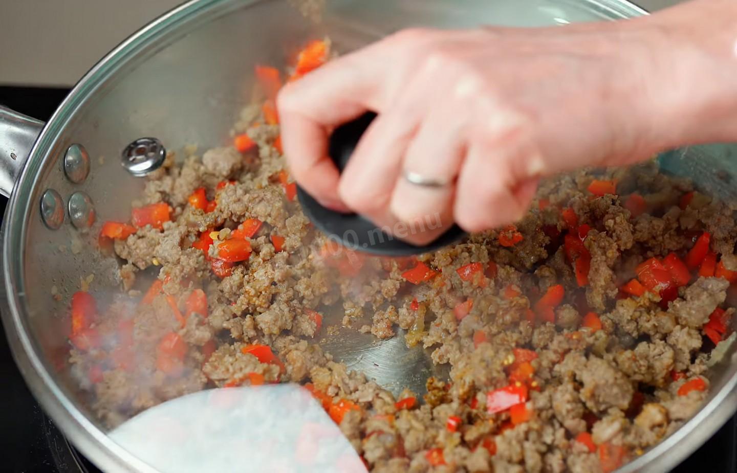 Шаг 17 приготовления Мясной пирог из сдобного дрожжевого теста
