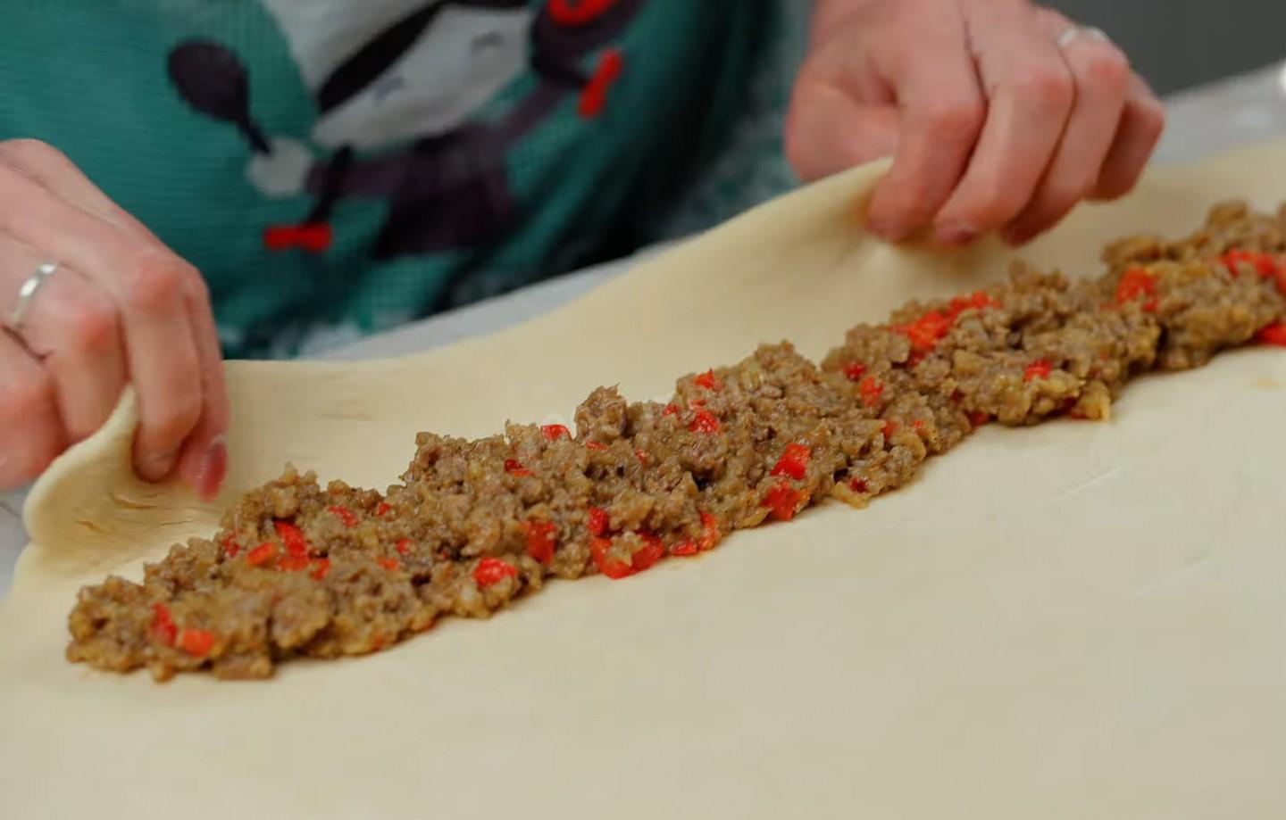 Шаг 21 приготовления Мясной пирог из сдобного дрожжевого теста