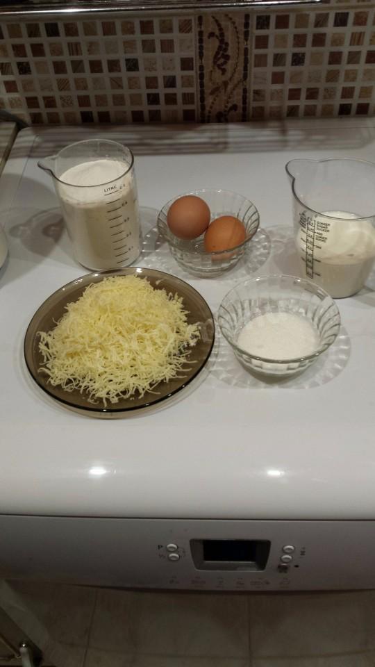 Шаг 1 приготовления Оладушки сырные бездрожжевые  на молоке
