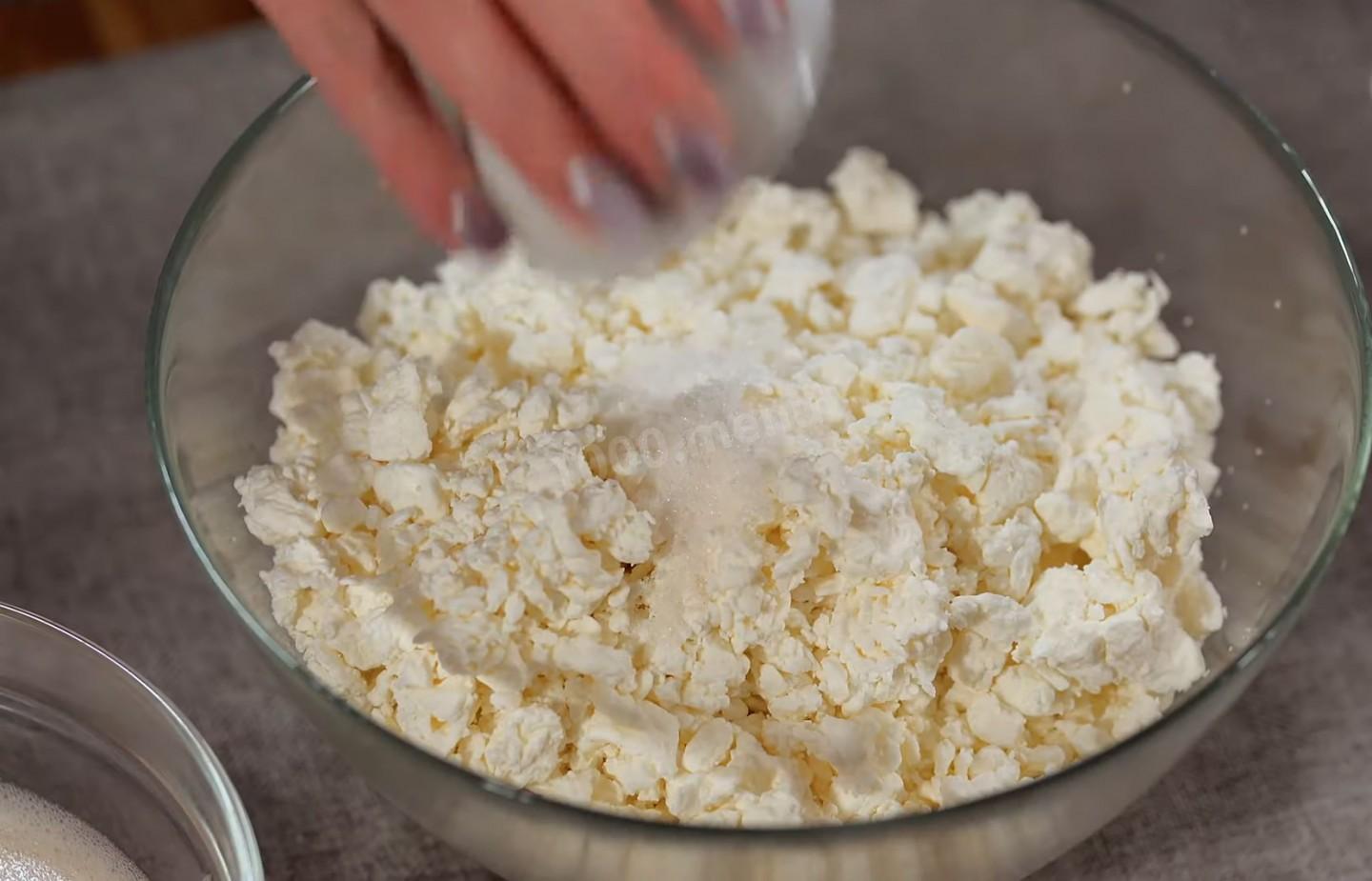 Шаг 4 приготовления Творожные сырники с изюмом и манкой без муки