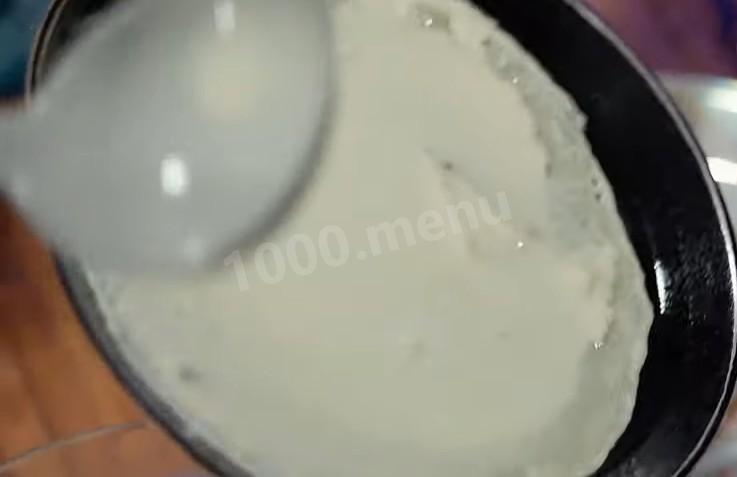 Шаг 12 приготовления Блины на молоке со сливочным сыром и красной икрой