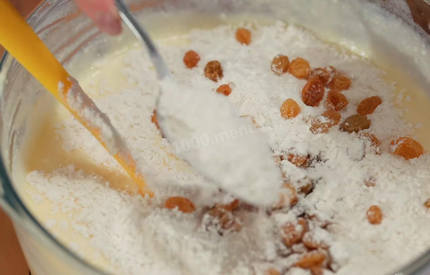 Шаг 14 приготовления Творожный кекс с изюмом и кокосовой стружкой на сметане
