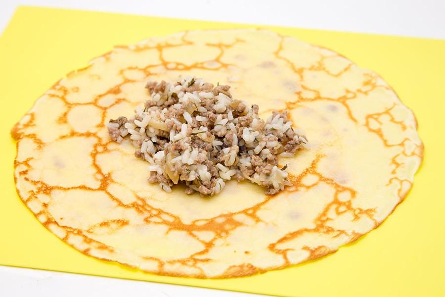 Обложка рецепта Начинка для блинов с луком и рисом из фарша