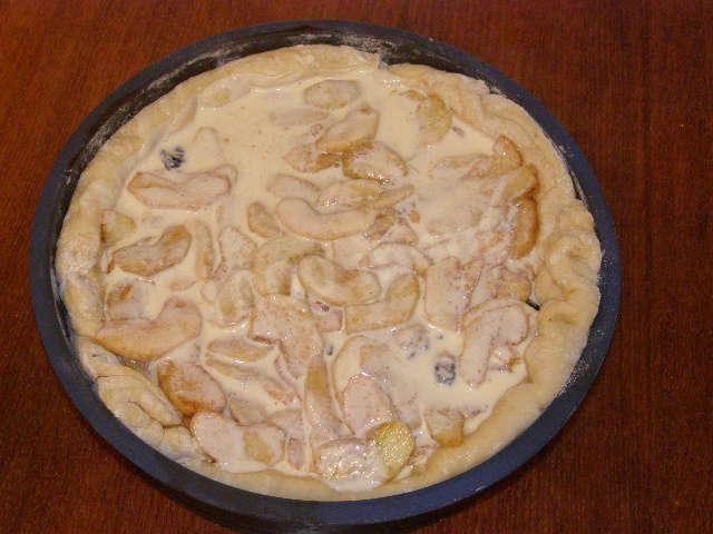 Шаг 15 приготовления Открытый дрожжевой пирог с яблоками и изюмом в духовке