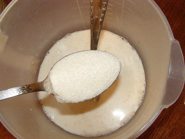 Шаг 4 приготовления Открытый дрожжевой пирог с яблоками и изюмом в духовке
