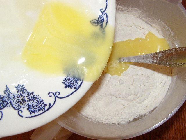 Шаг 6 приготовления Открытый дрожжевой пирог с яблоками и изюмом в духовке