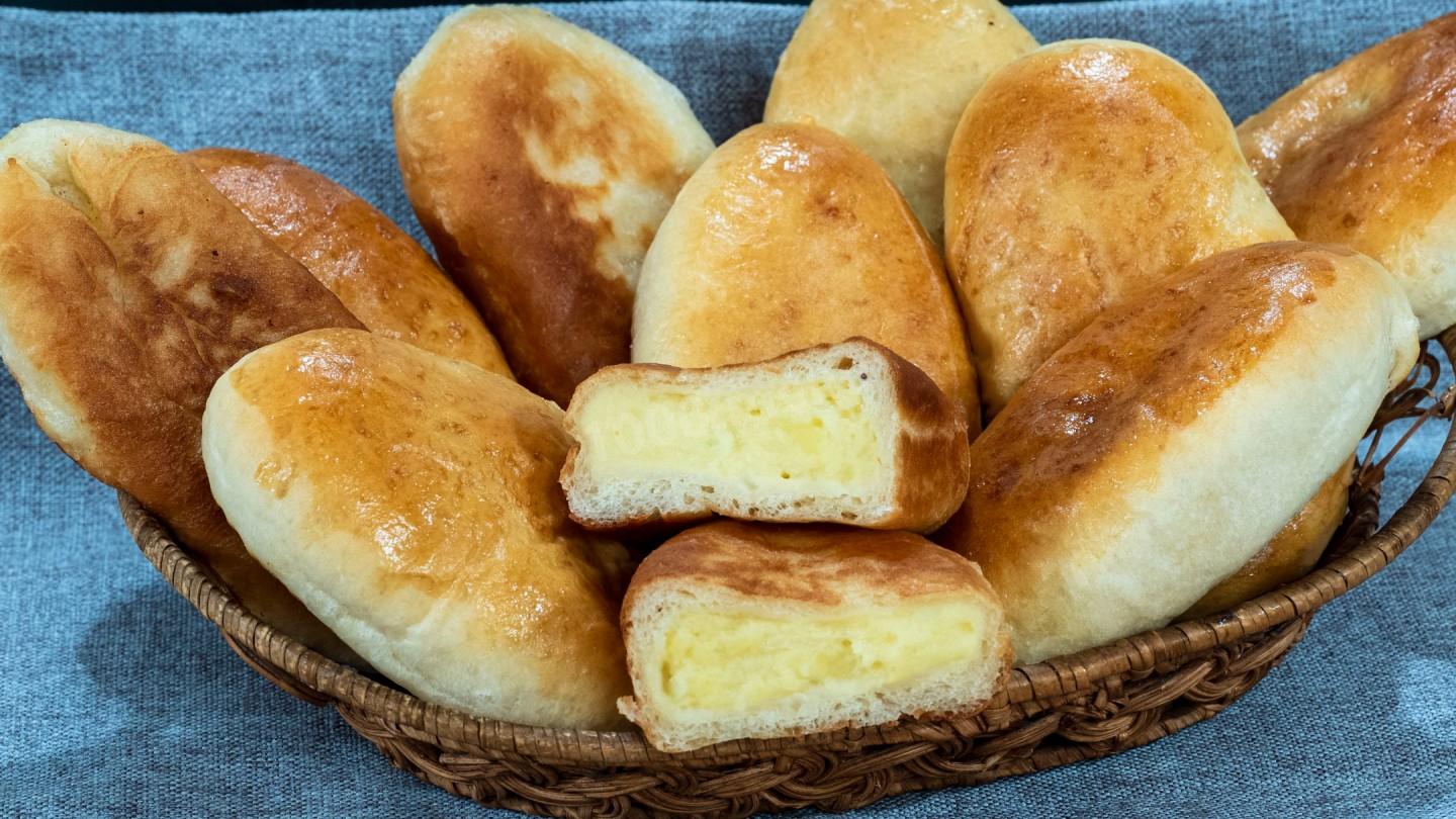 Обложка рецепта Пирожки с картофельной начинкой с луком на свежих дрожжах