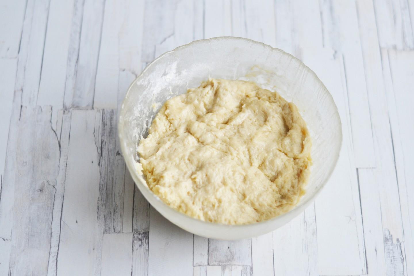 Шаг 7 приготовления Сборный пирог из булочек с яблоками и орехами