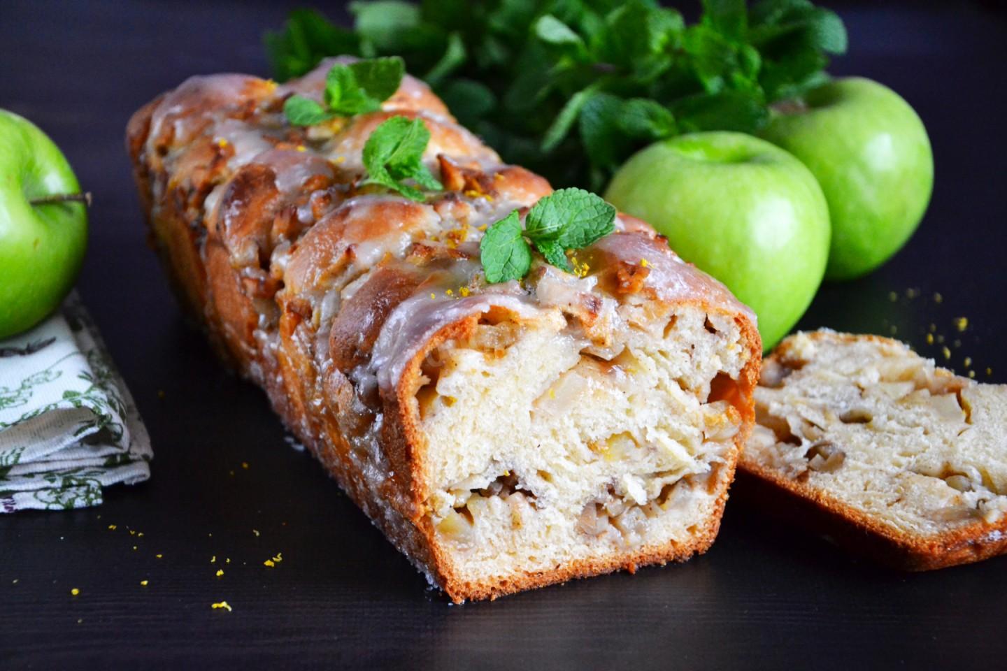 Обложка рецепта Сборный пирог из булочек с яблоками и орехами