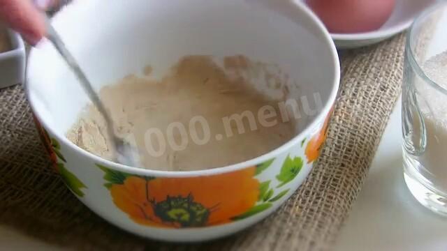 Шаг 1 приготовления Пирог со сливками с крошкой на дрожжах