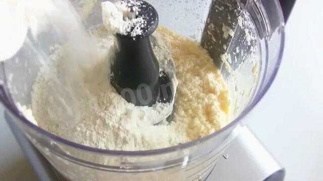 Шаг 3 приготовления Пирог со сливками с крошкой на дрожжах