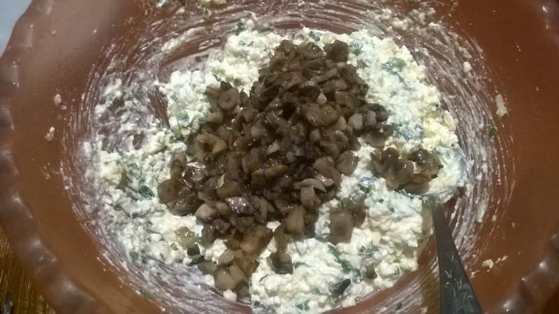 Шаг 7 приготовления Творожно сырный пирог с шампиньонами