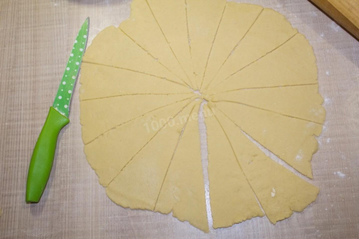 Шаг 10 приготовления Рогалики с мармеладом на маргарине