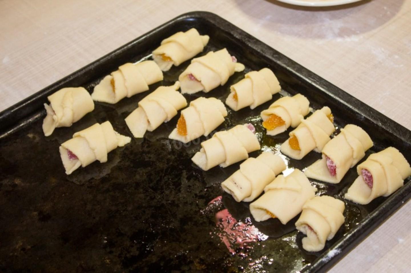 Шаг 13 приготовления Рогалики с мармеладом на маргарине