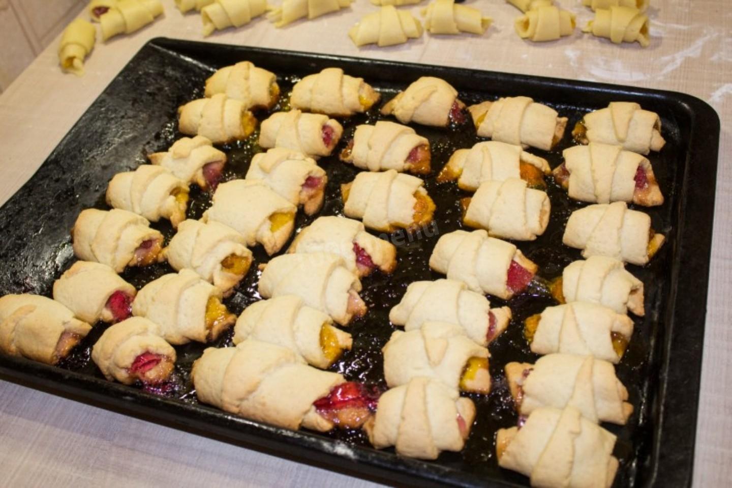 Шаг 15 приготовления Рогалики с мармеладом на маргарине