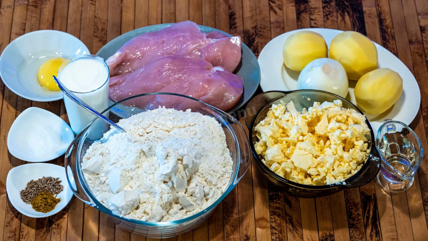 Шаг 1 приготовления Курники с куриными грудками и картошкой из слоеного теста