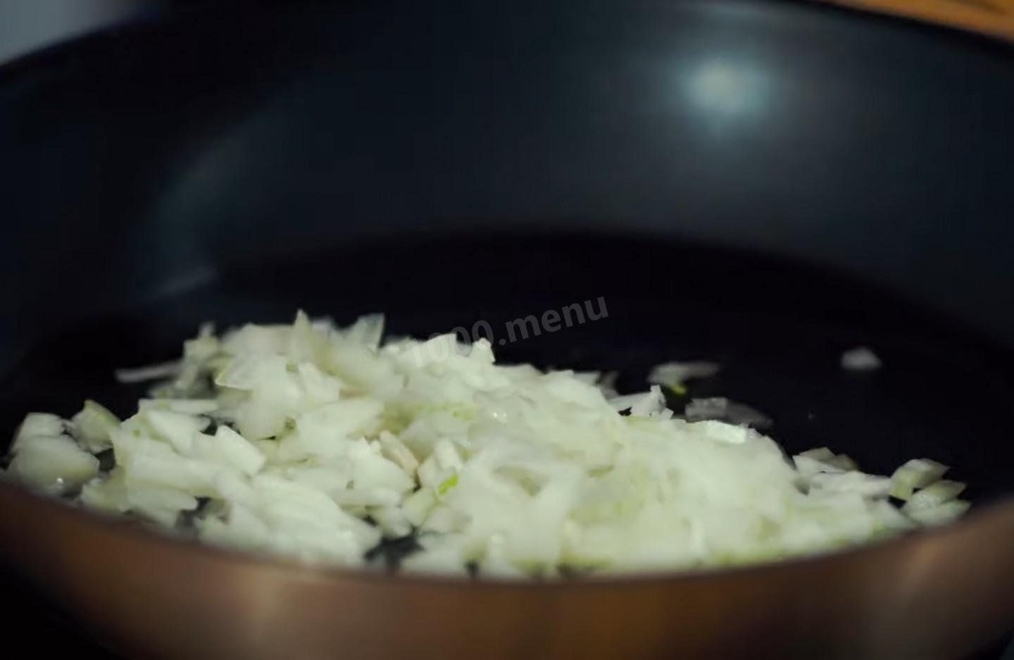 Шаг 11 приготовления Курники с куриными грудками и картошкой из слоеного теста