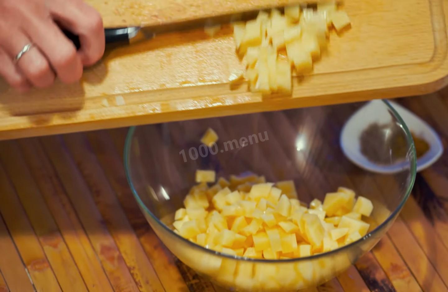 Шаг 13 приготовления Курники с куриными грудками и картошкой из слоеного теста