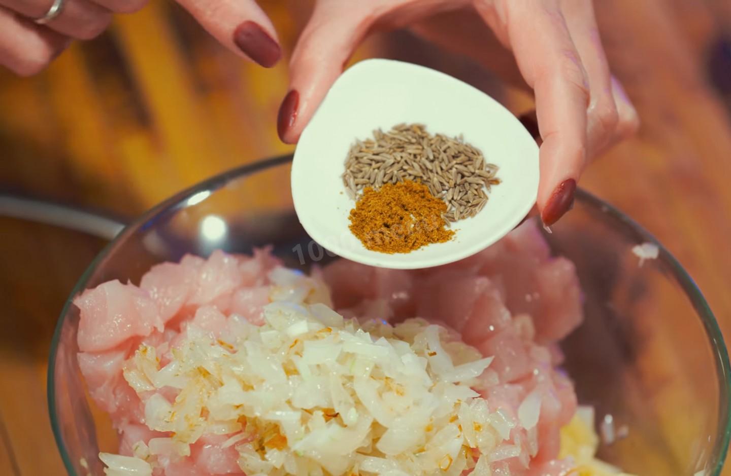 Шаг 17 приготовления Курники с куриными грудками и картошкой из слоеного теста