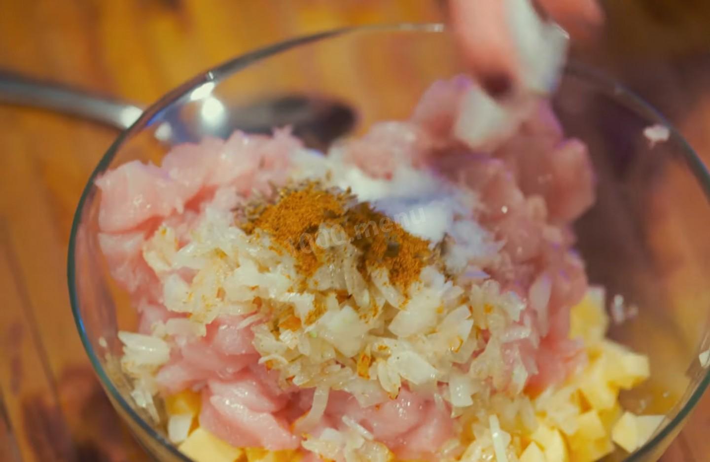 Шаг 18 приготовления Курники с куриными грудками и картошкой из слоеного теста