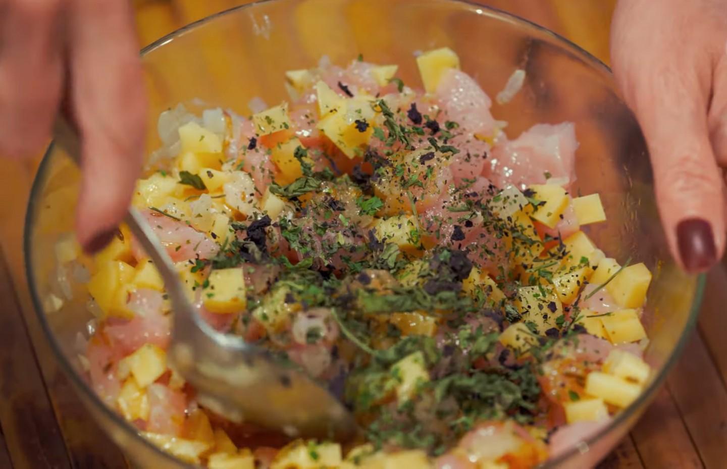 Шаг 19 приготовления Курники с куриными грудками и картошкой из слоеного теста