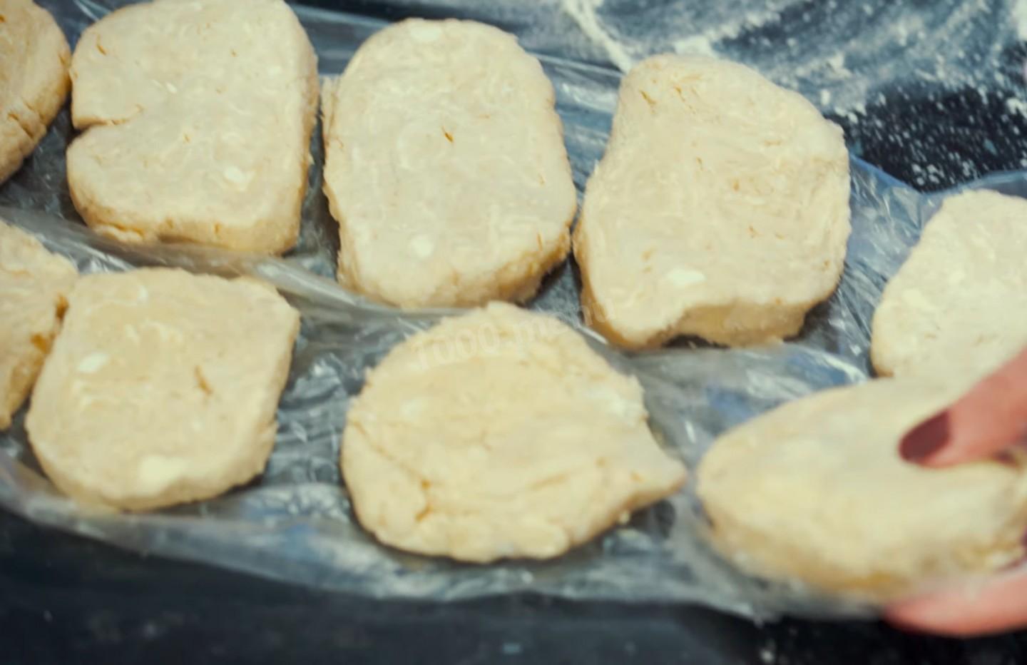 Шаг 20 приготовления Курники с куриными грудками и картошкой из слоеного теста