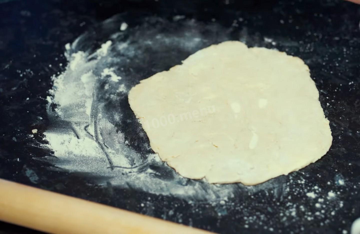 Шаг 21 приготовления Курники с куриными грудками и картошкой из слоеного теста