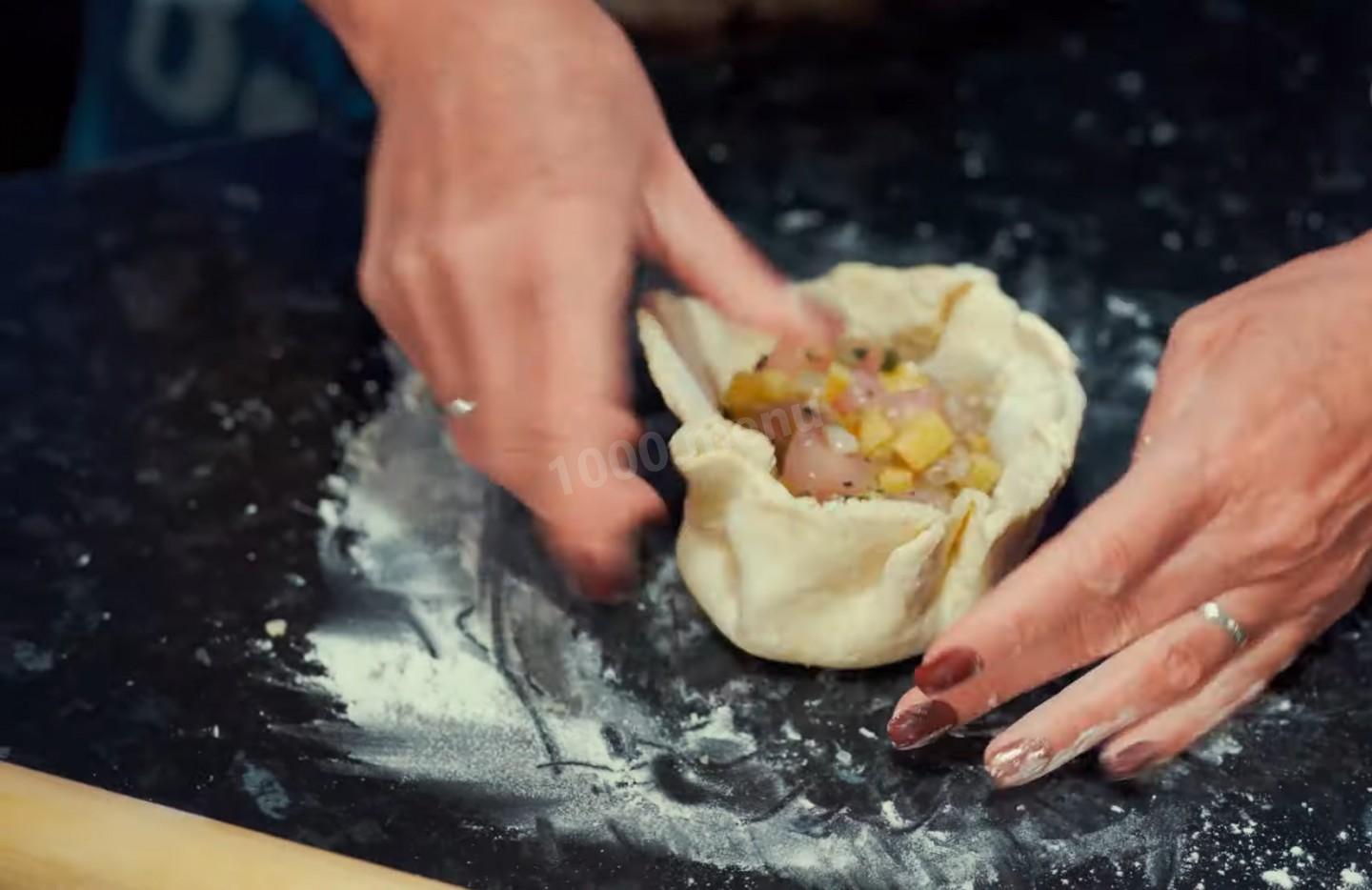 Шаг 23 приготовления Курники с куриными грудками и картошкой из слоеного теста
