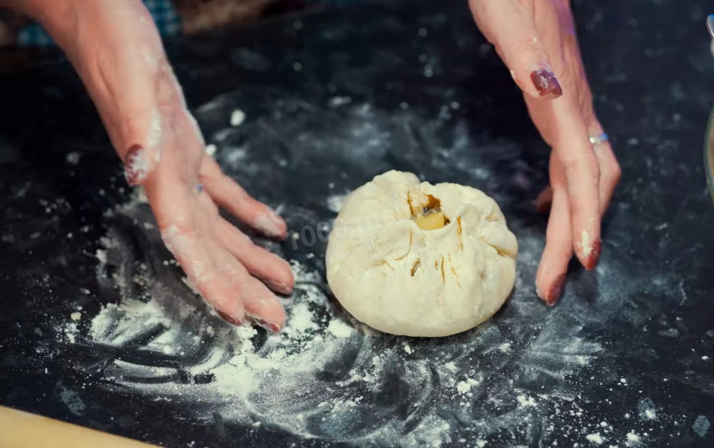 Шаг 24 приготовления Курники с куриными грудками и картошкой из слоеного теста