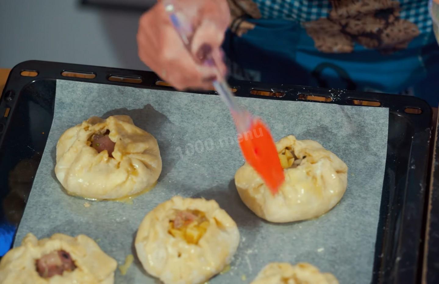Шаг 25 приготовления Курники с куриными грудками и картошкой из слоеного теста