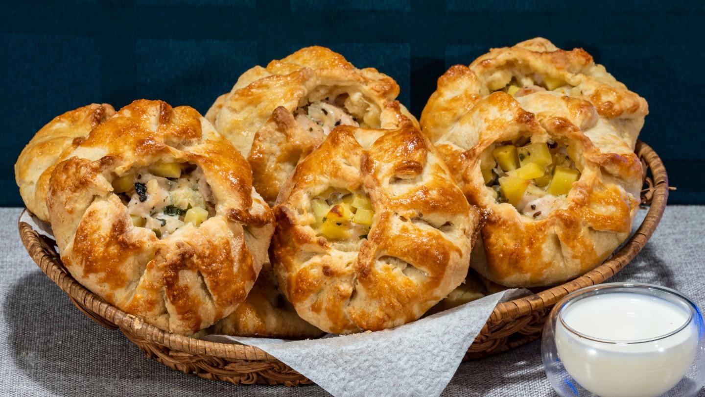 Шаг 27 приготовления Курники с куриными грудками и картошкой из слоеного теста