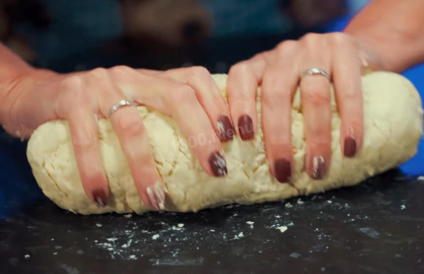 Шаг 8 приготовления Курники с куриными грудками и картошкой из слоеного теста