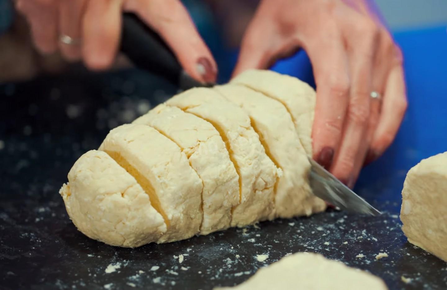 Шаг 9 приготовления Курники с куриными грудками и картошкой из слоеного теста