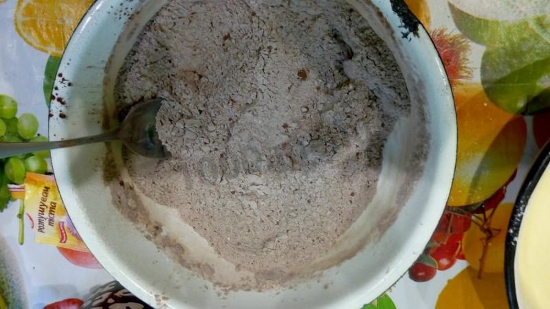 Шаг 2 приготовления Шоколадный бисквит в мультиварке со сметанным кремом
