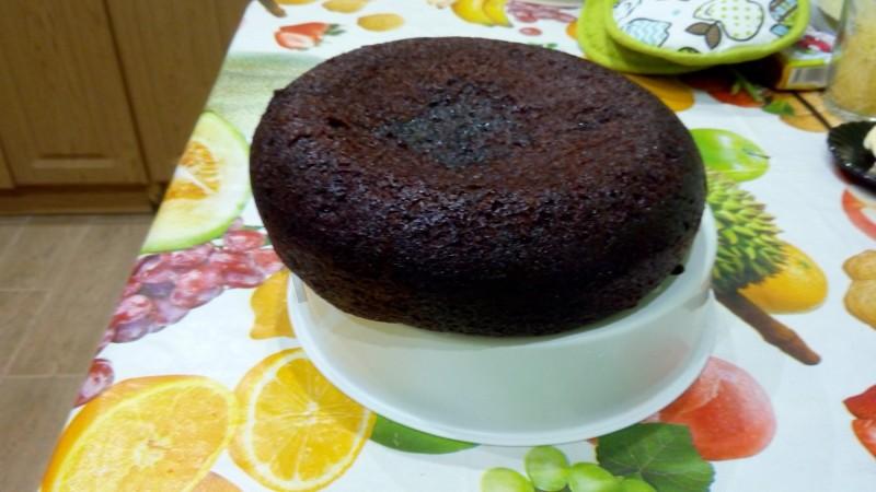 Шаг 5 приготовления Шоколадный бисквит в мультиварке со сметанным кремом