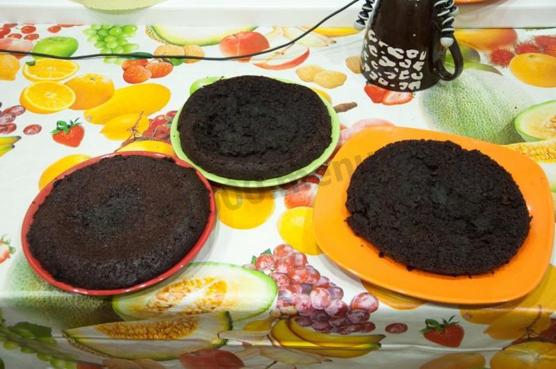 Шаг 7 приготовления Шоколадный бисквит в мультиварке со сметанным кремом