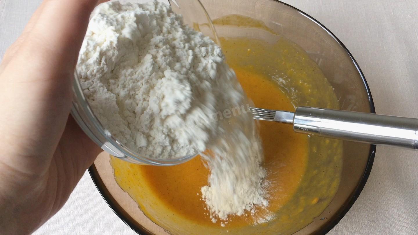 Шаг 8 приготовления Тыквенные кексы с грецкими орехами